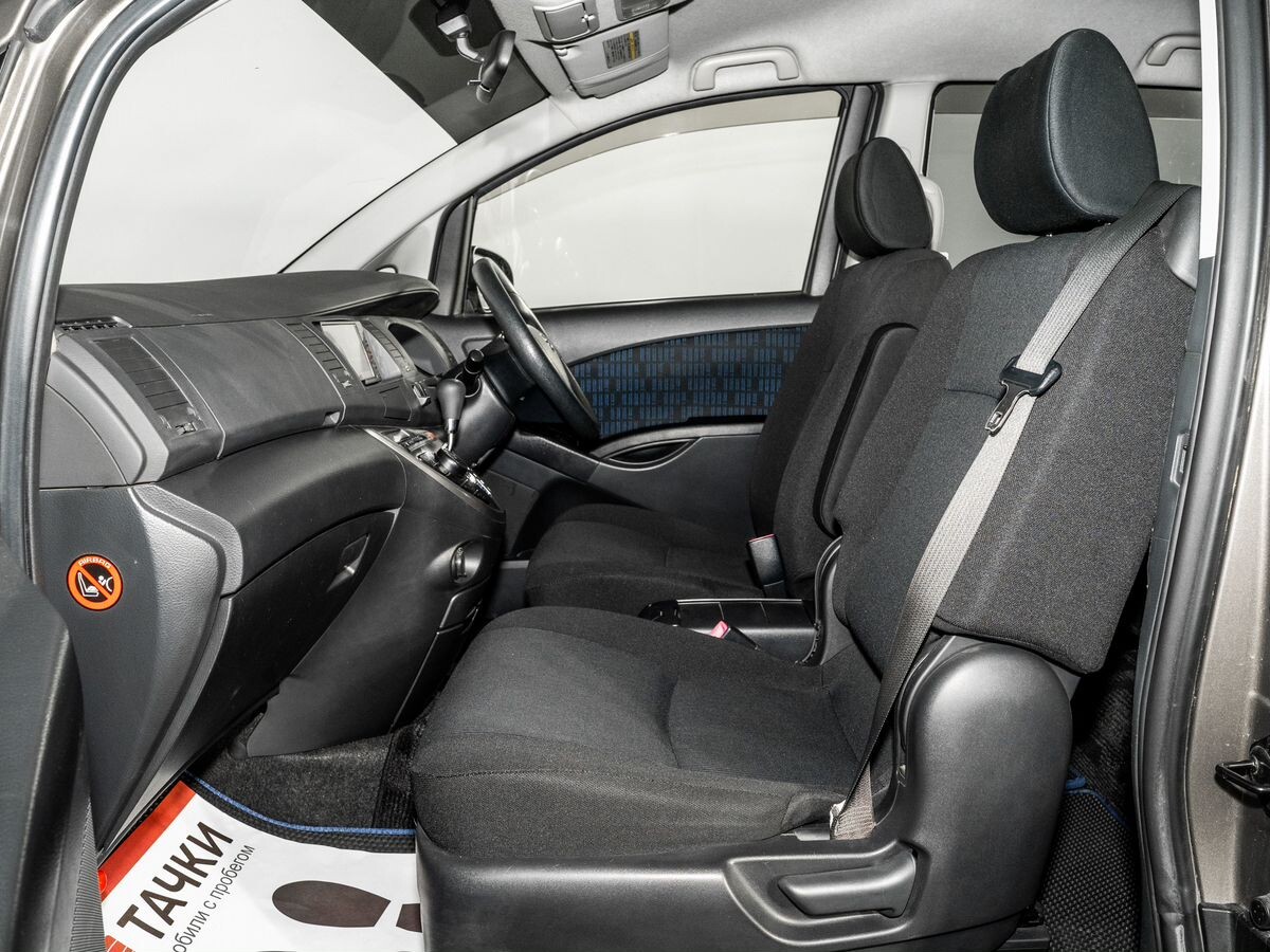 Toyota ISis 2015 - фото автомобиля