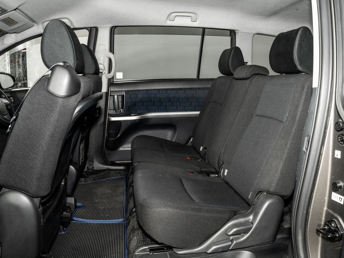 Toyota ISis 2015 - фото автомобиля