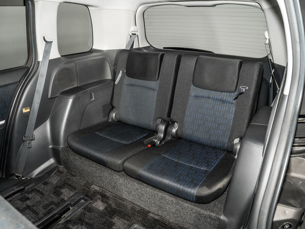 Toyota ISis 2015 - фото автомобиля