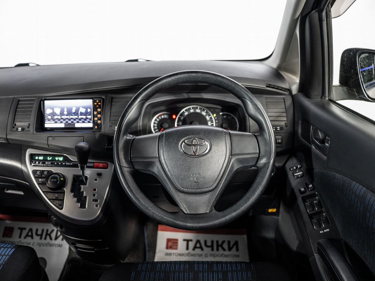 Toyota ISis 2015 - фото автомобиля