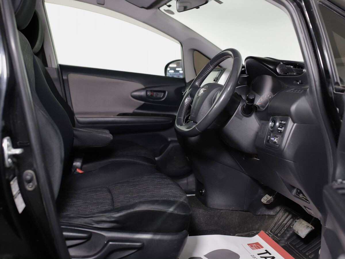 Toyota Wish 2010 - фото автомобиля