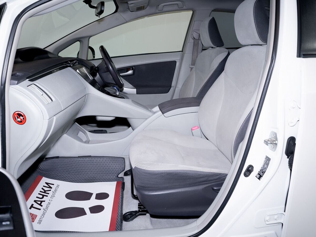 Toyota Prius 2011 - фото автомобиля