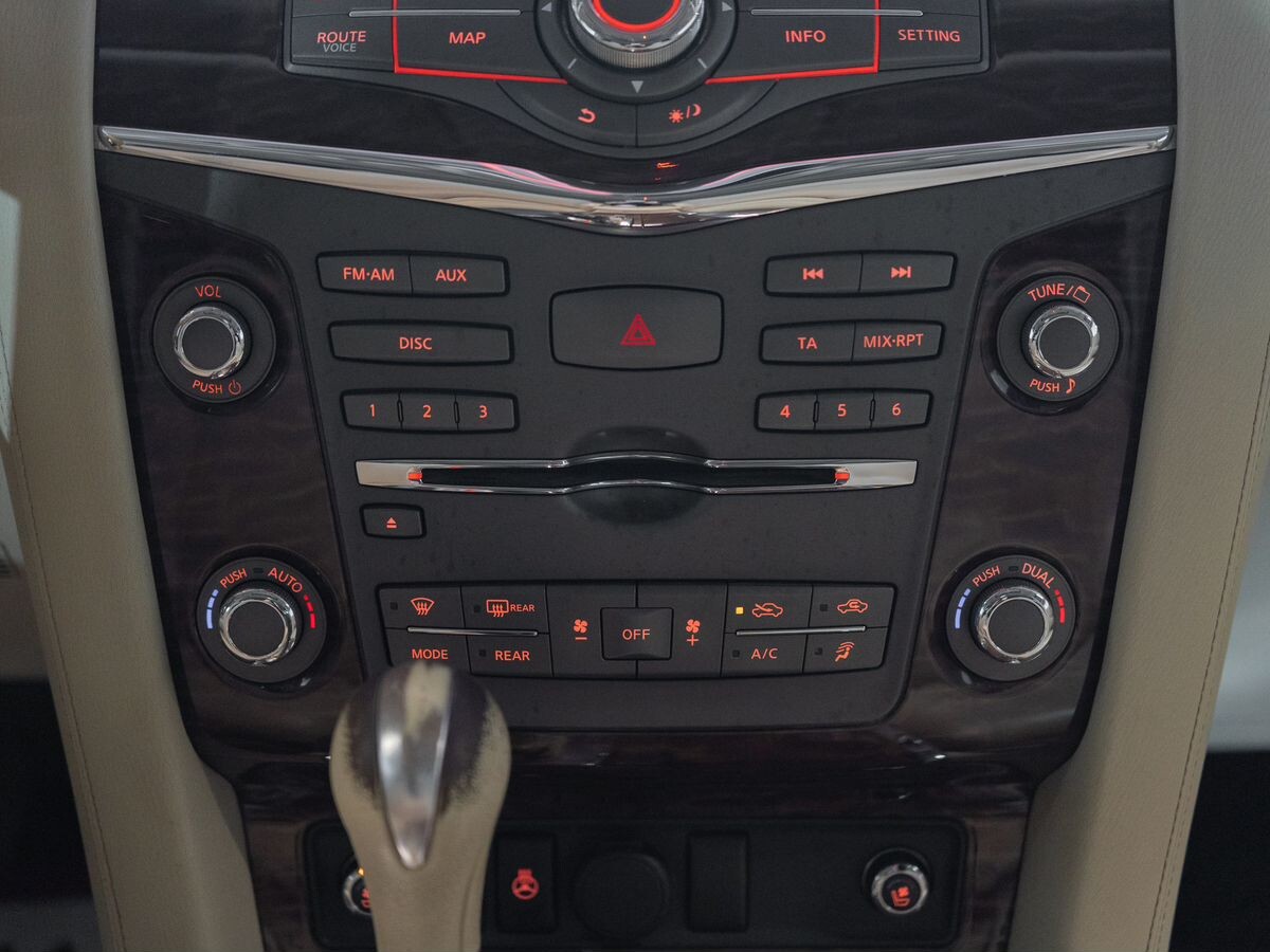 Nissan Patrol 2011 - фото автомобиля