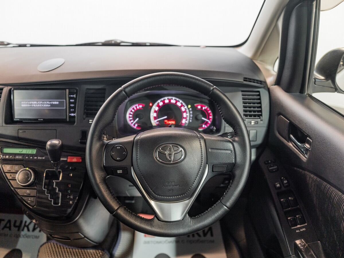 Toyota ISis 2013 - фото автомобиля