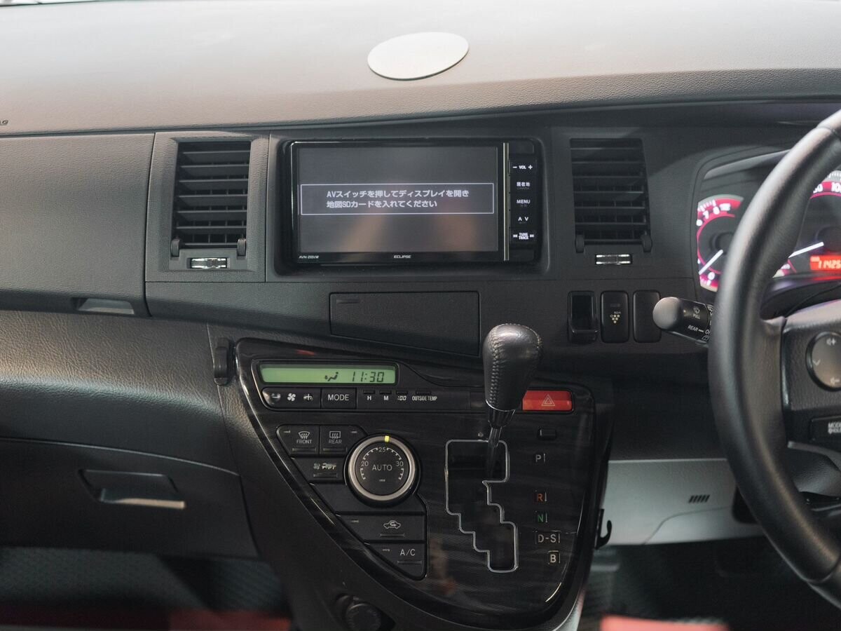 Toyota ISis 2013 - фото автомобиля