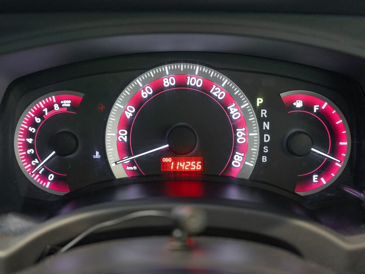 Toyota ISis 2013 - фото автомобиля