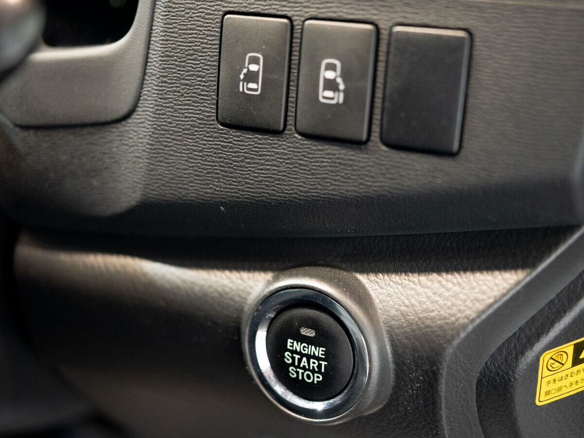 Toyota ISis 2013 - фото автомобиля