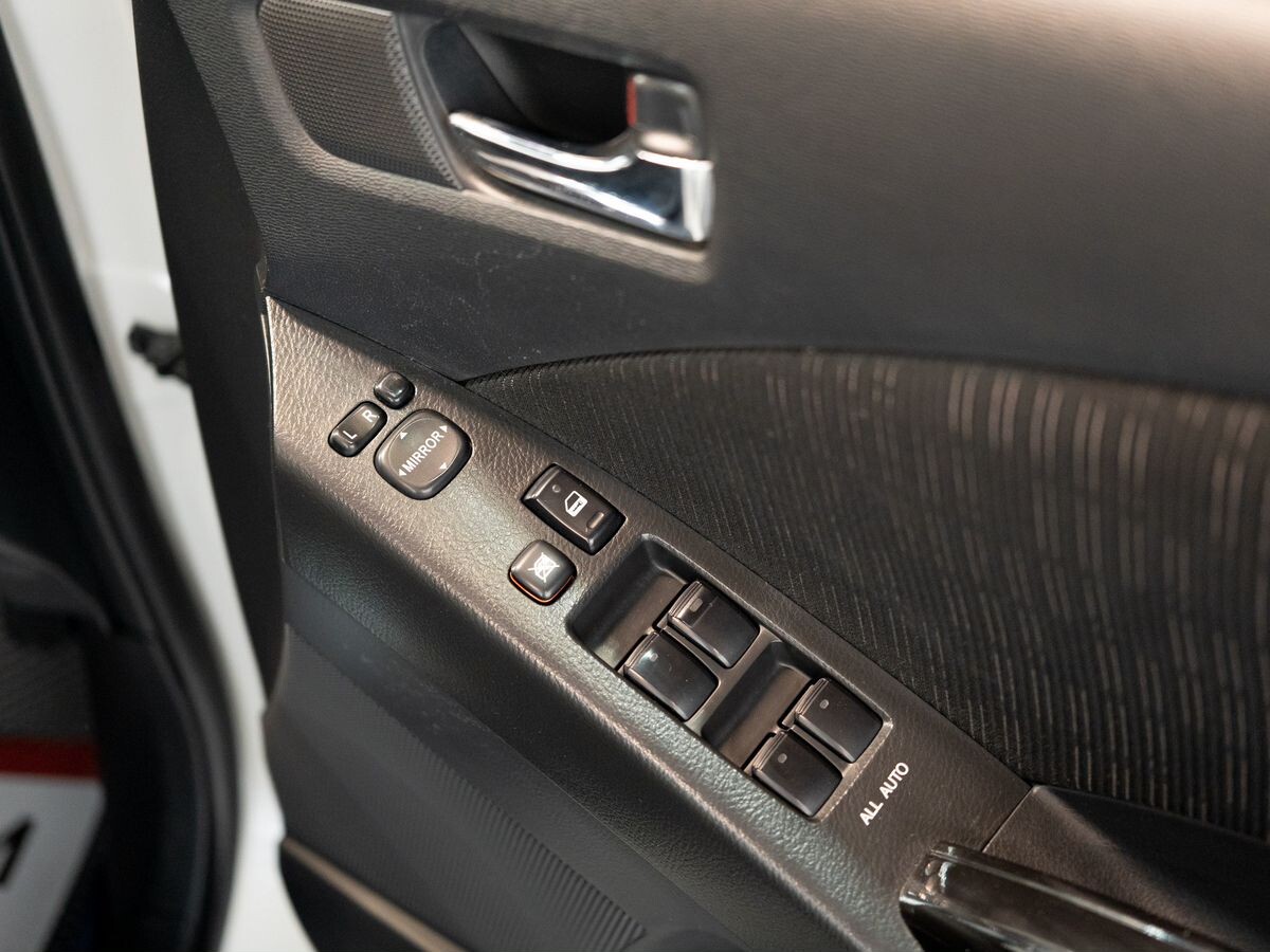 Toyota ISis 2013 - фото автомобиля