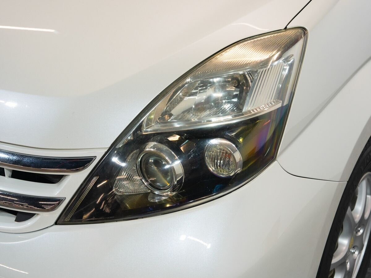 Toyota ISis 2013 - фото автомобиля