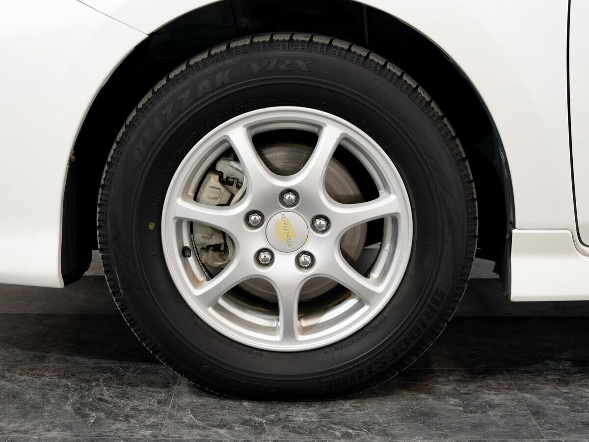 Toyota ISis 2013 - фото автомобиля