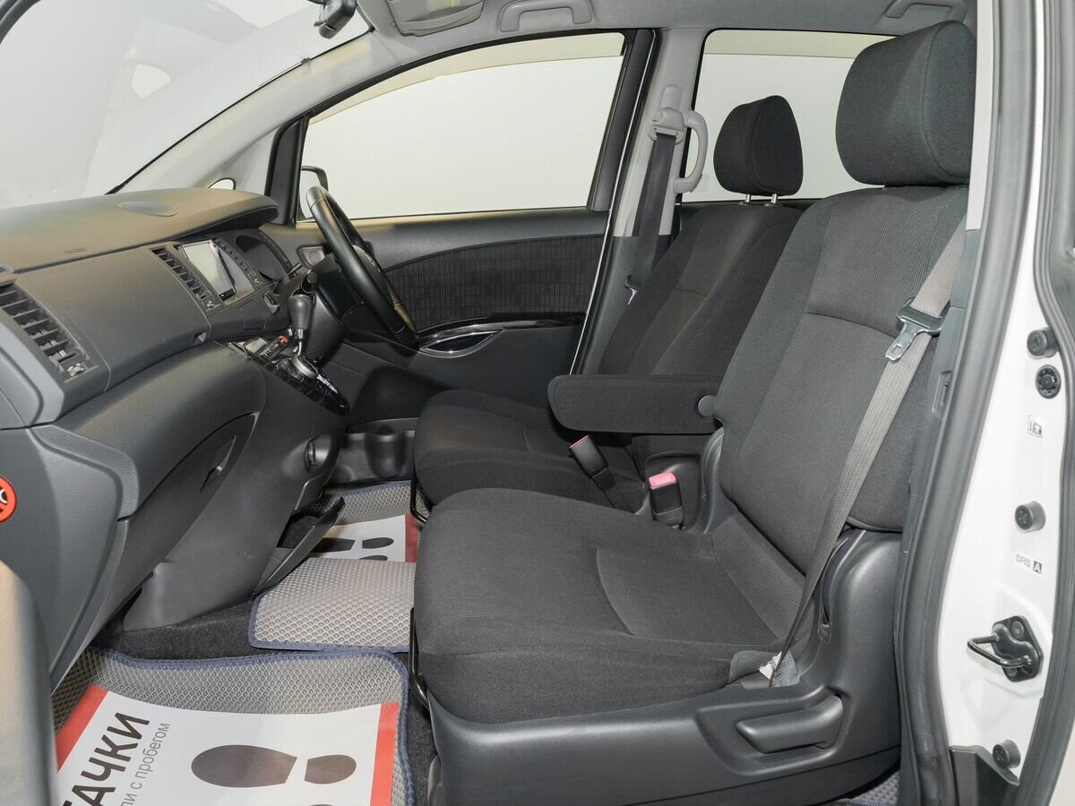 Toyota ISis 2013 - фото автомобиля