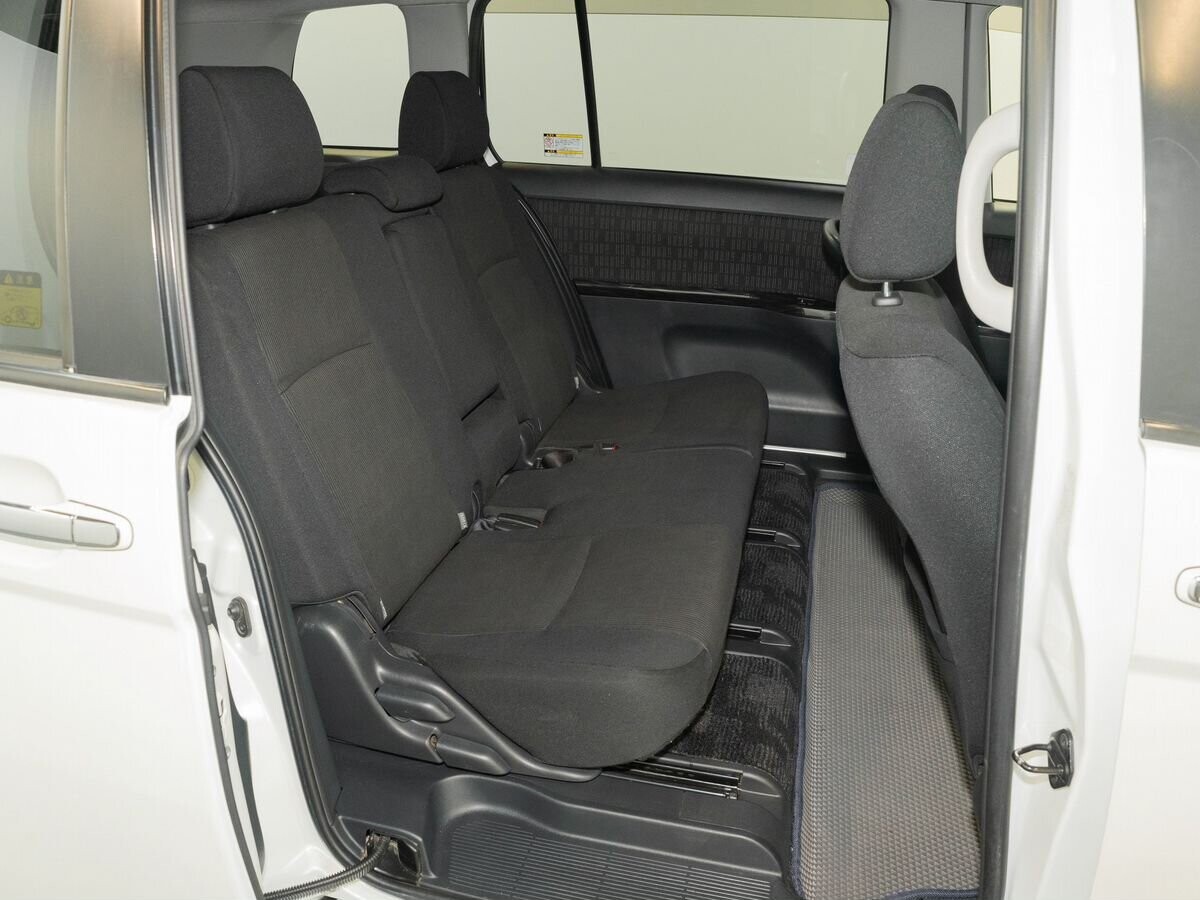 Toyota ISis 2013 - фото автомобиля