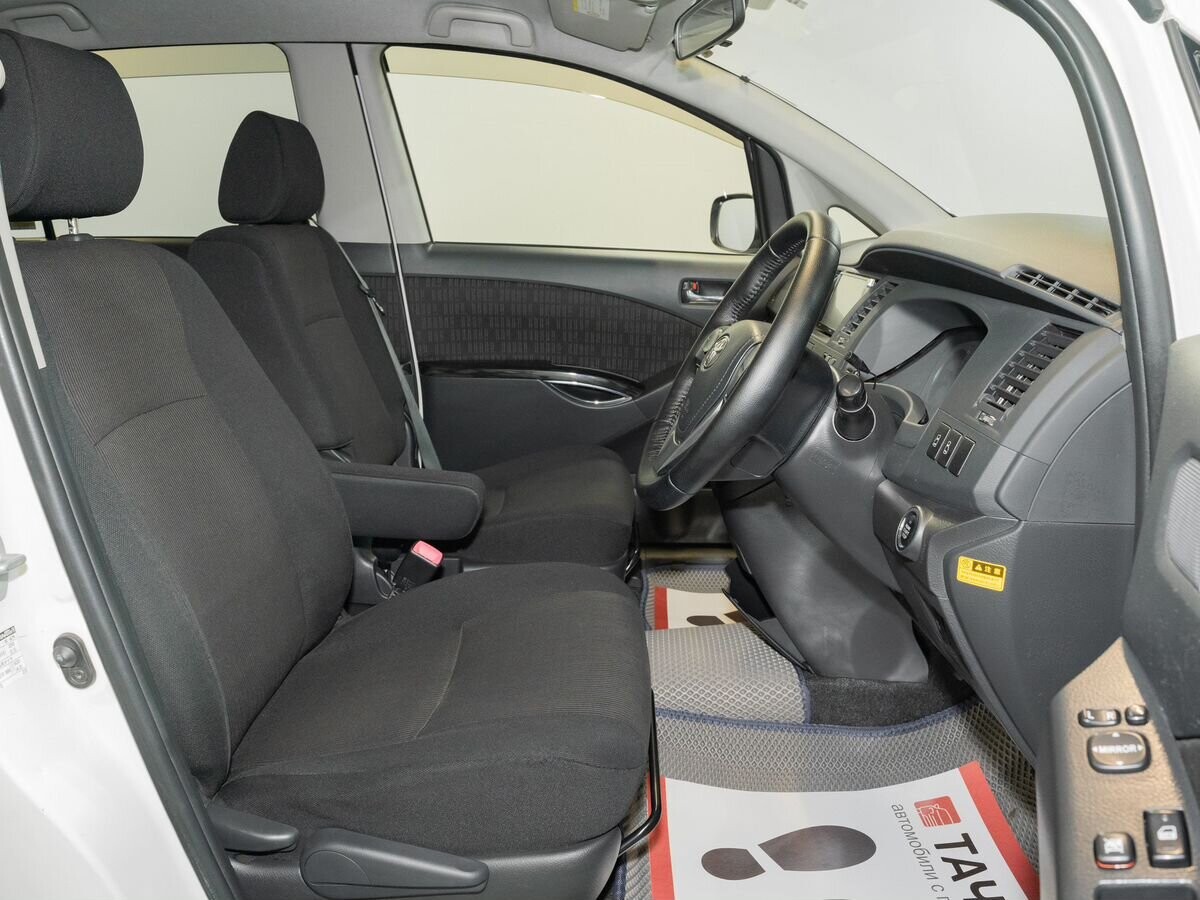 Toyota ISis 2013 - фото автомобиля