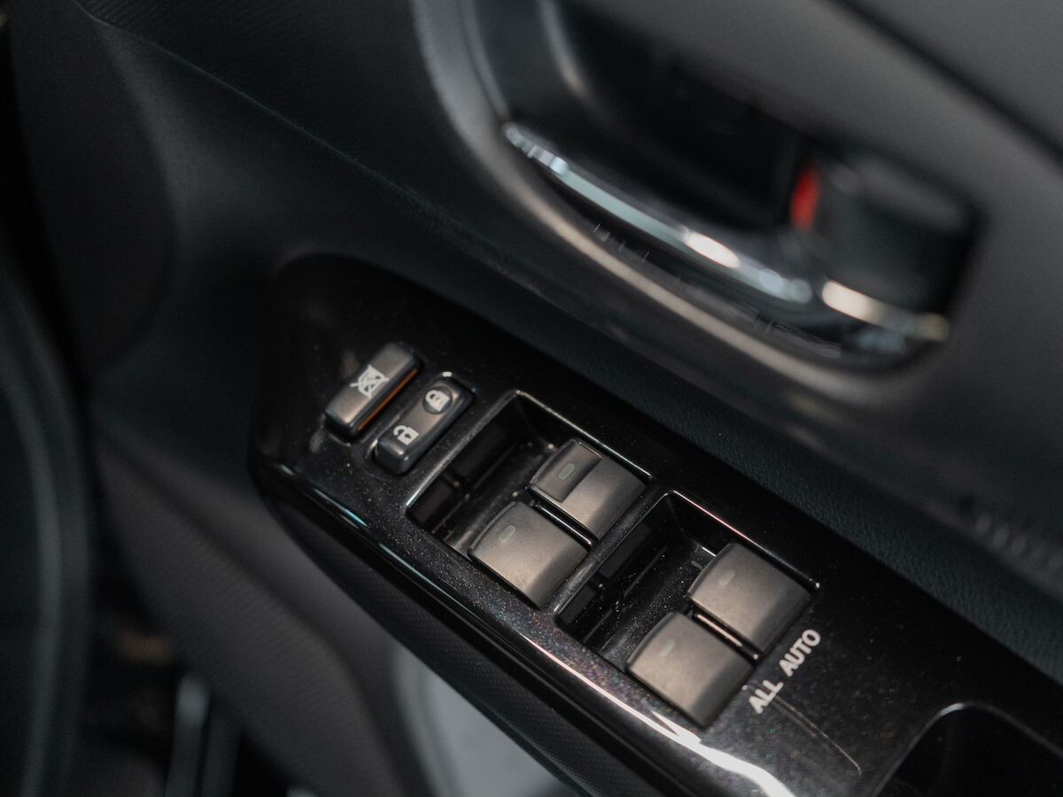 Toyota Wish 2011 - фото автомобиля