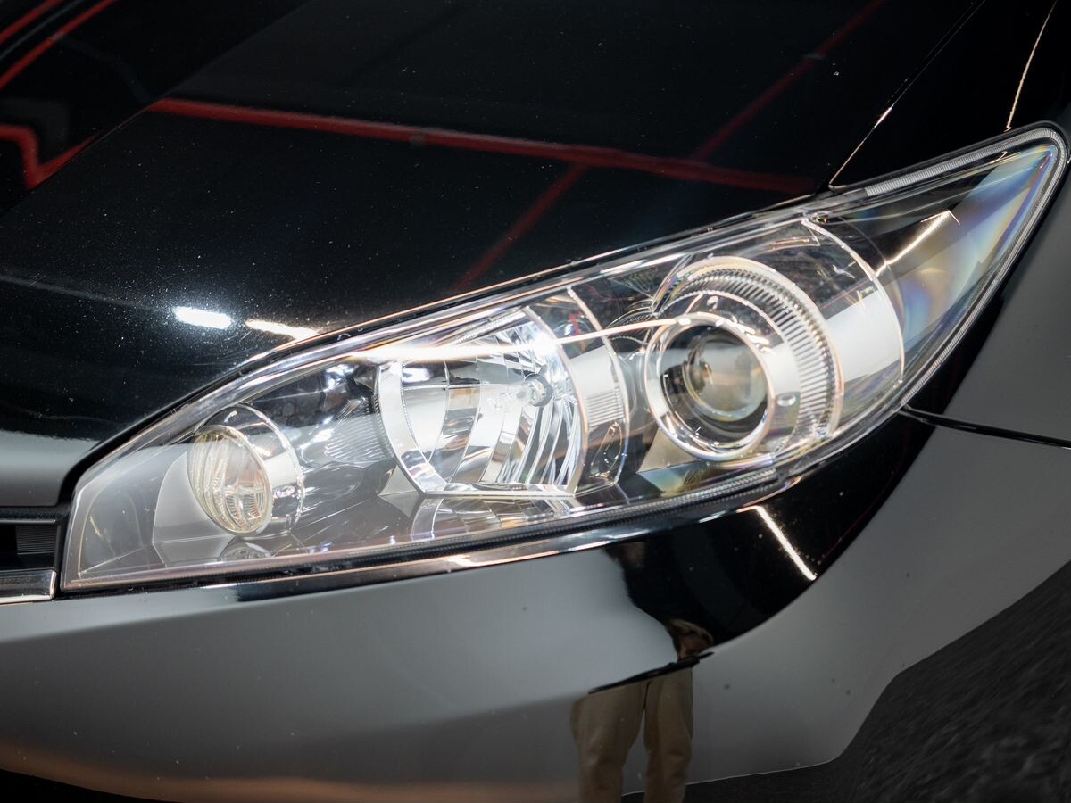 Toyota Wish 2011 - фото автомобиля