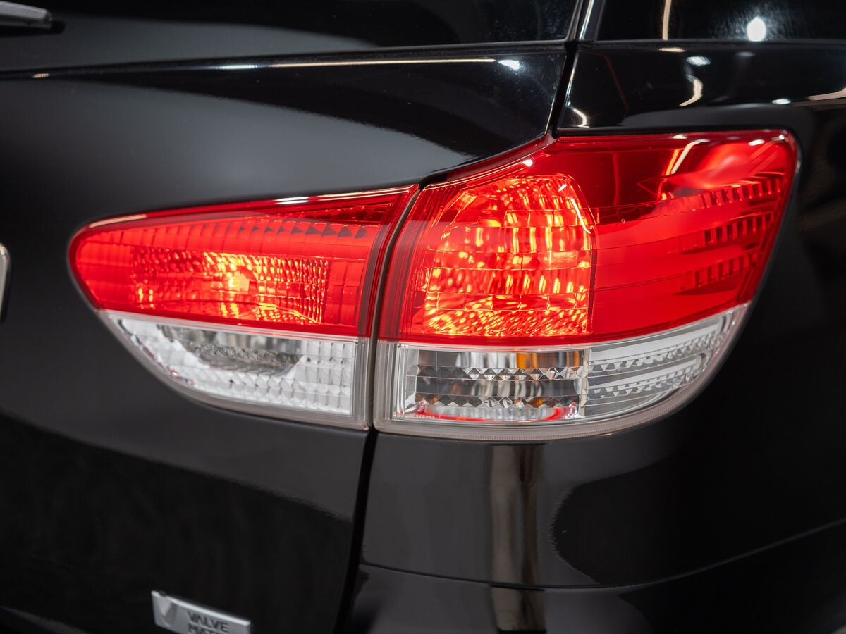 Toyota Wish 2011 - фото автомобиля