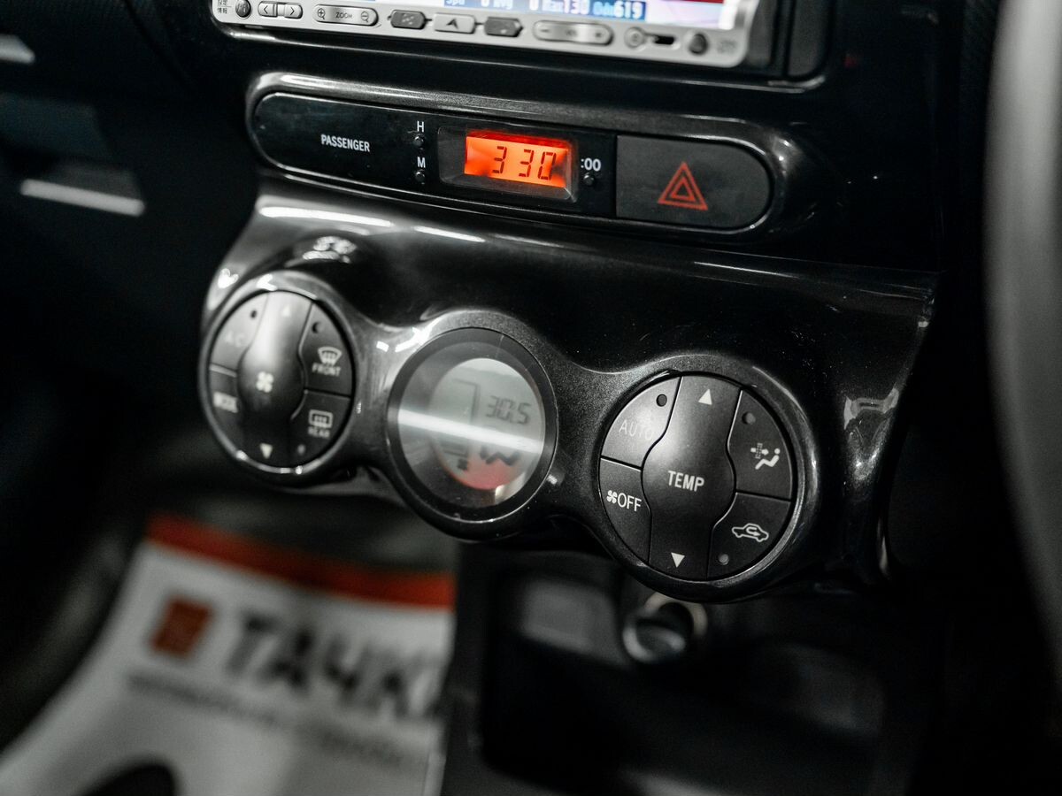 Toyota Ist 2010 - фото автомобиля