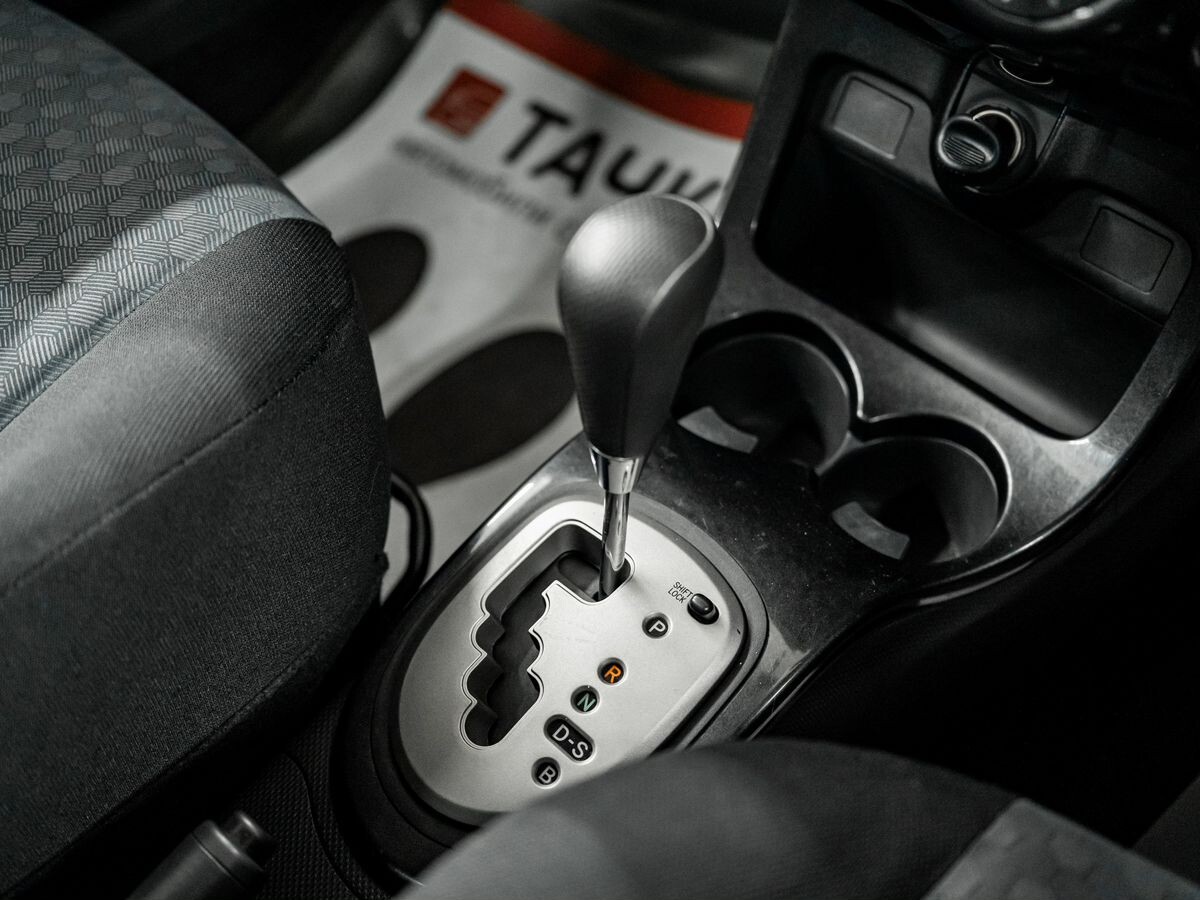 Toyota Ist 2010 - фото автомобиля