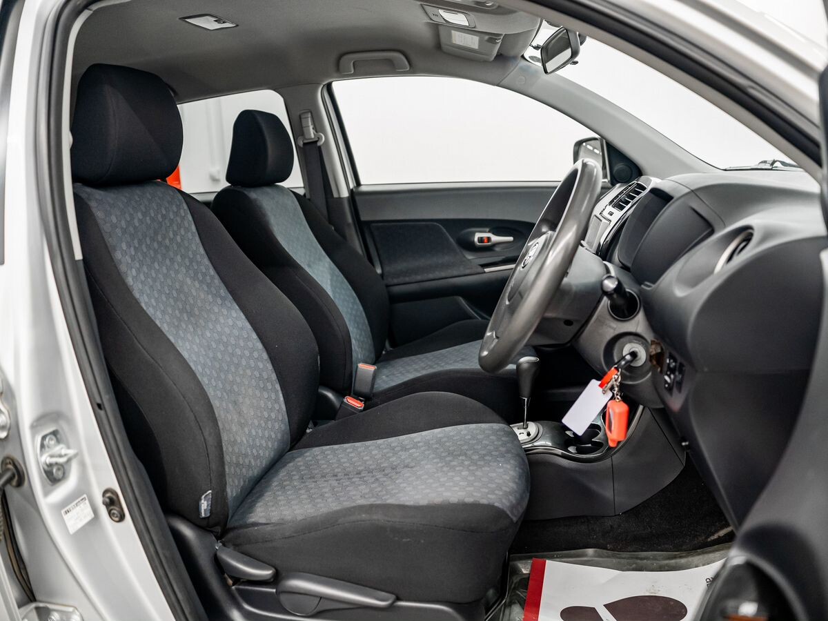 Toyota Ist 2010 - фото автомобиля