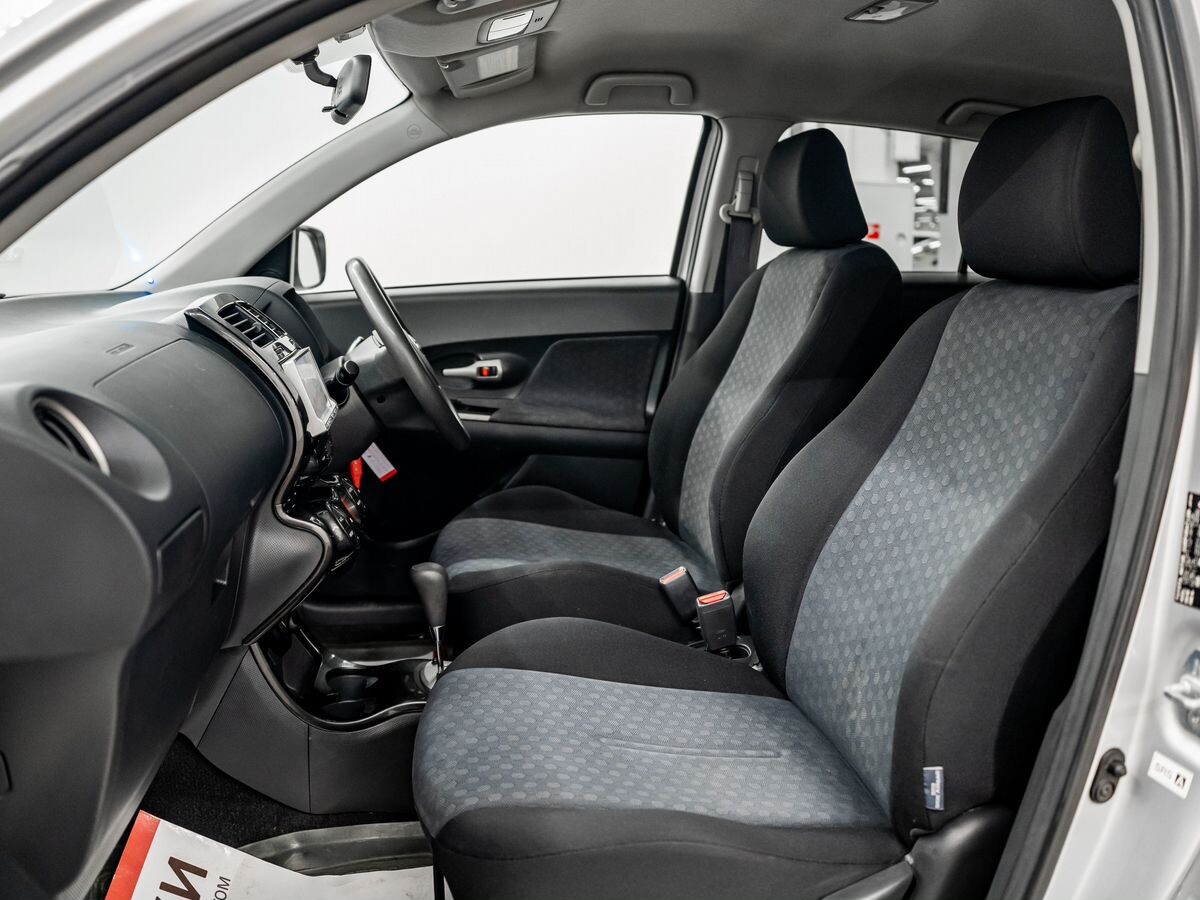 Toyota Ist 2010 - фото автомобиля