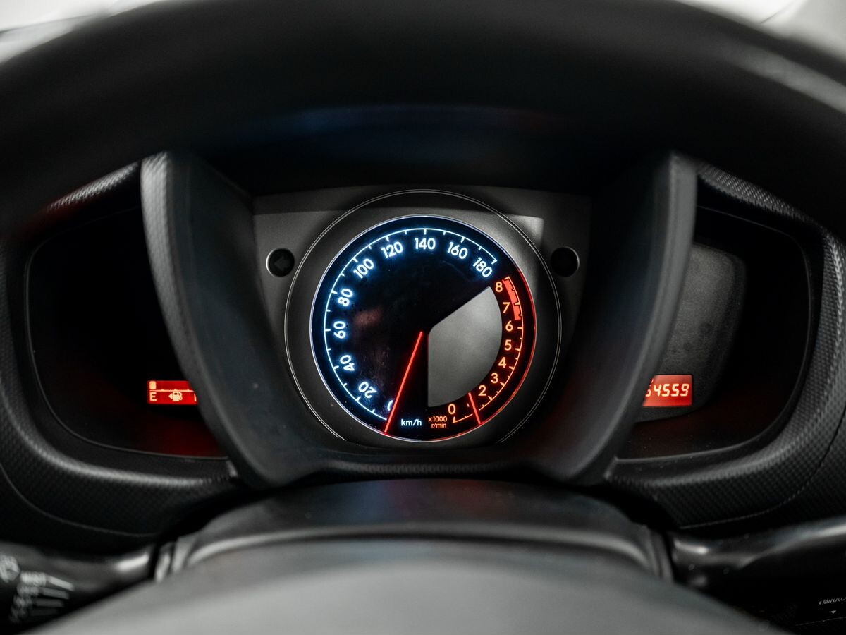 Toyota Ist 2010 - фото автомобиля