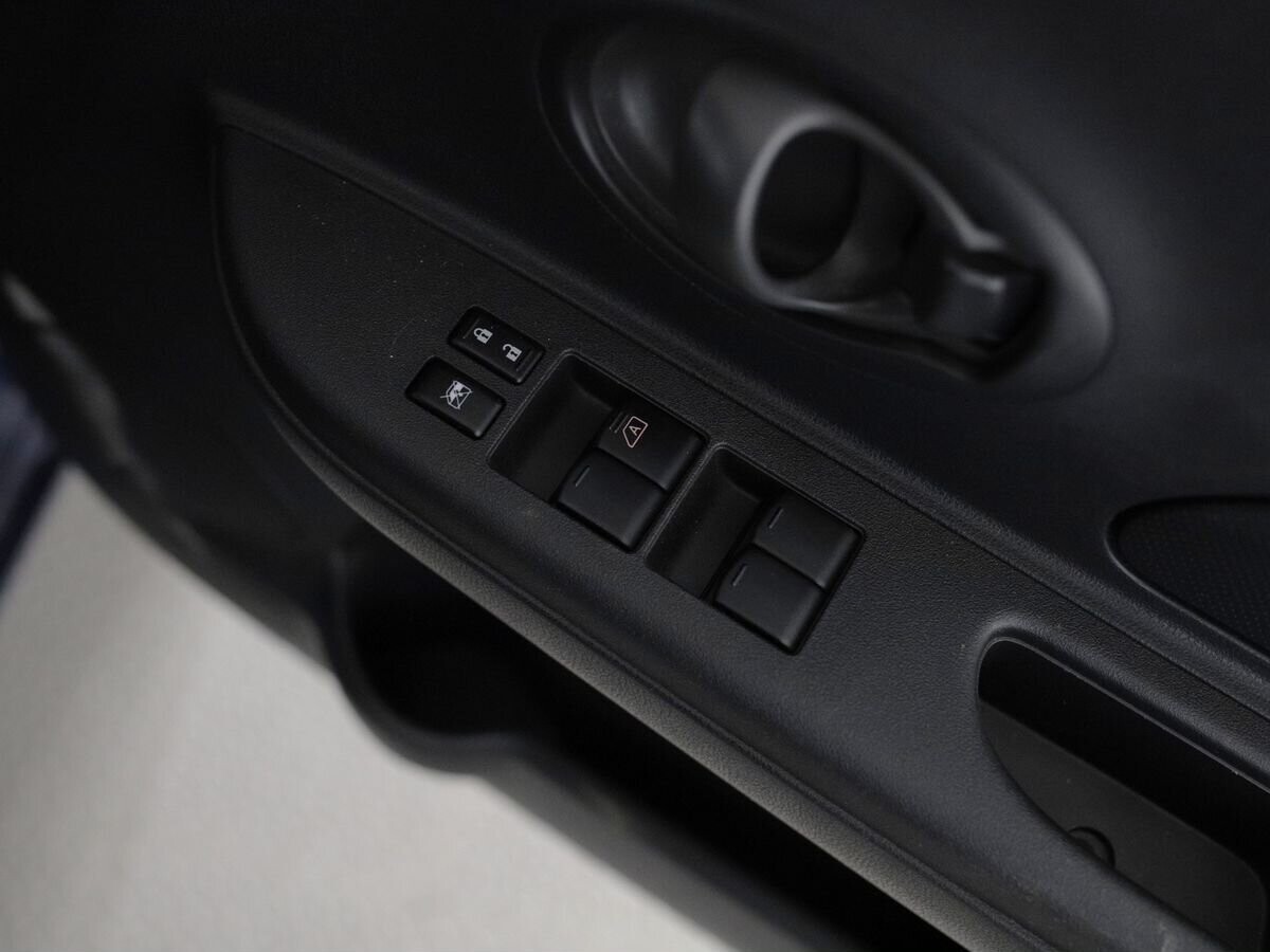 Nissan March 2018 - фото автомобиля