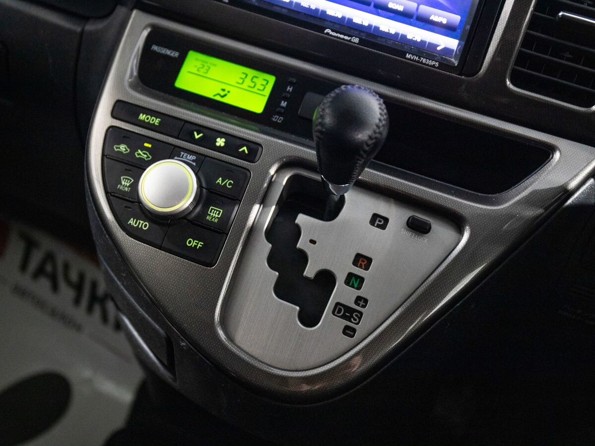 Toyota Wish 2007 - фото автомобиля