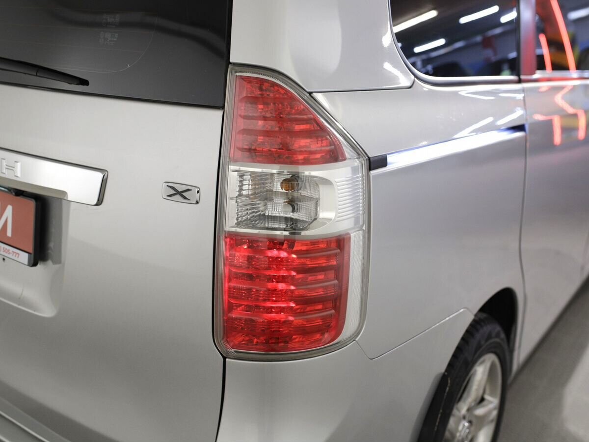 Toyota Noah 2009 - фото автомобиля