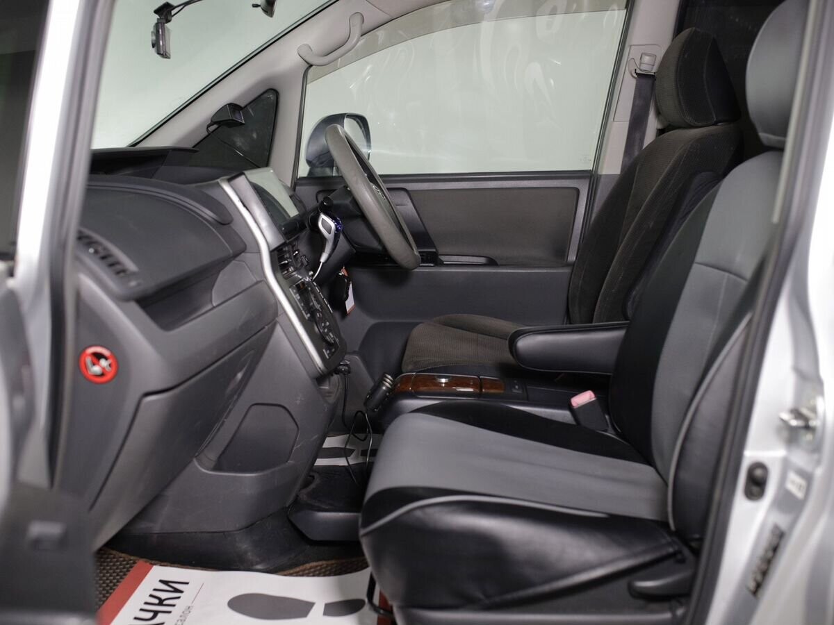 Toyota Noah 2009 - фото автомобиля