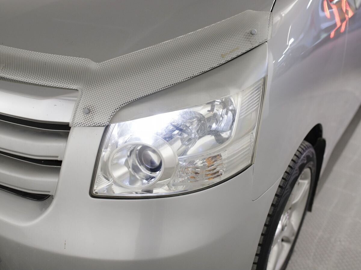 Toyota Noah 2009 - фото автомобиля
