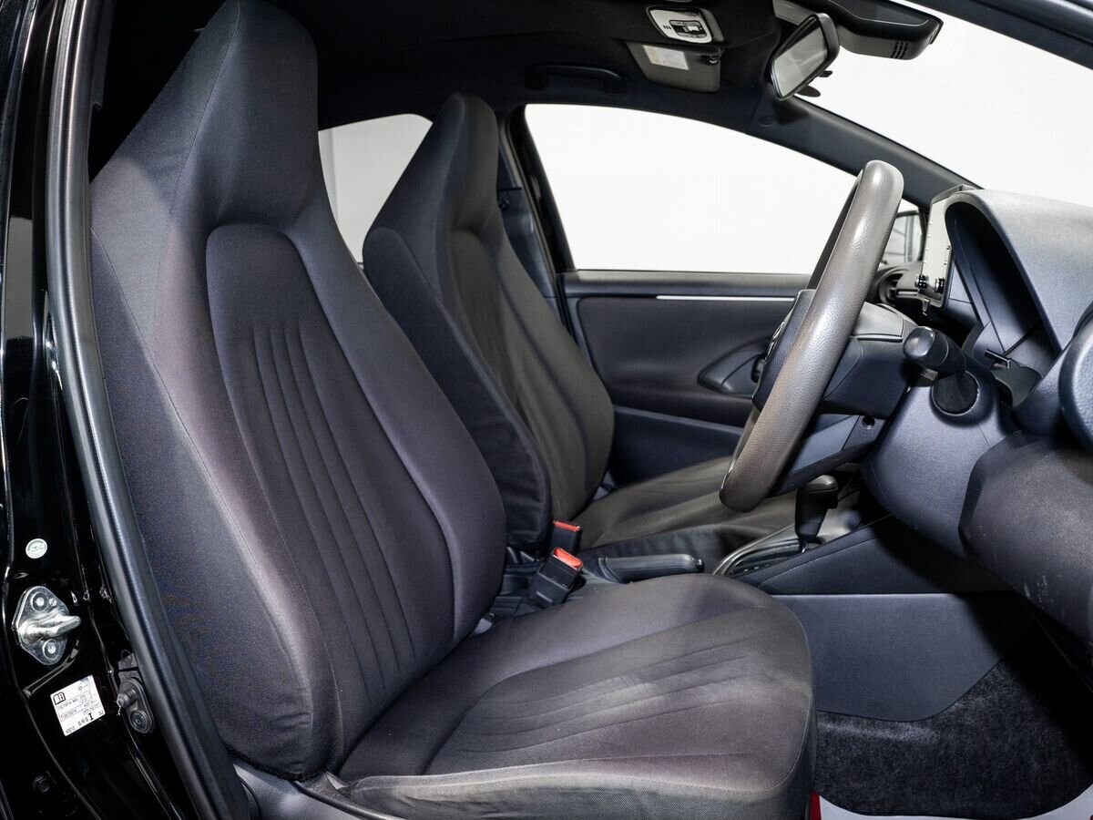 Toyota Yaris 2020 - фото автомобиля