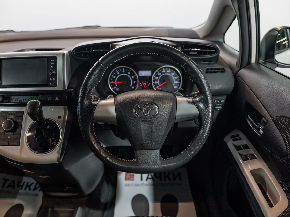 Toyota Wish 2011 - фото автомобиля