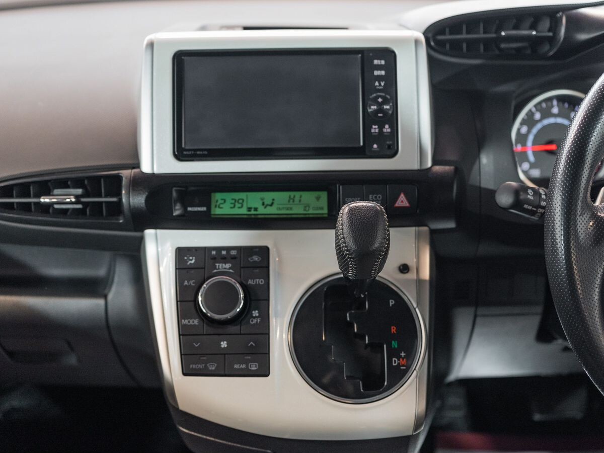 Toyota Wish 2011 - фото автомобиля