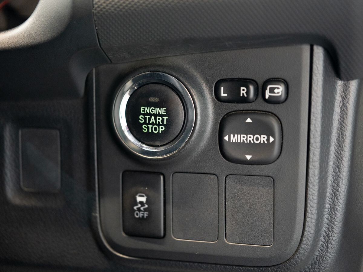 Toyota Wish 2011 - фото автомобиля