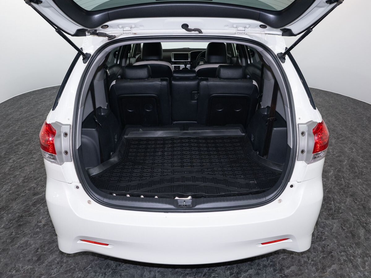 Toyota Wish 2011 - фото автомобиля