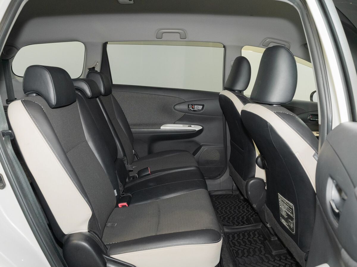 Toyota Wish 2011 - фото автомобиля