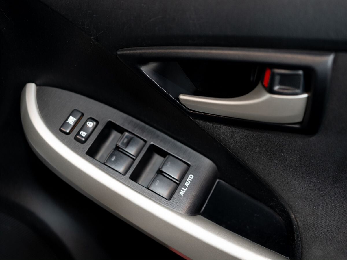 Toyota Prius 2015 - фото автомобиля