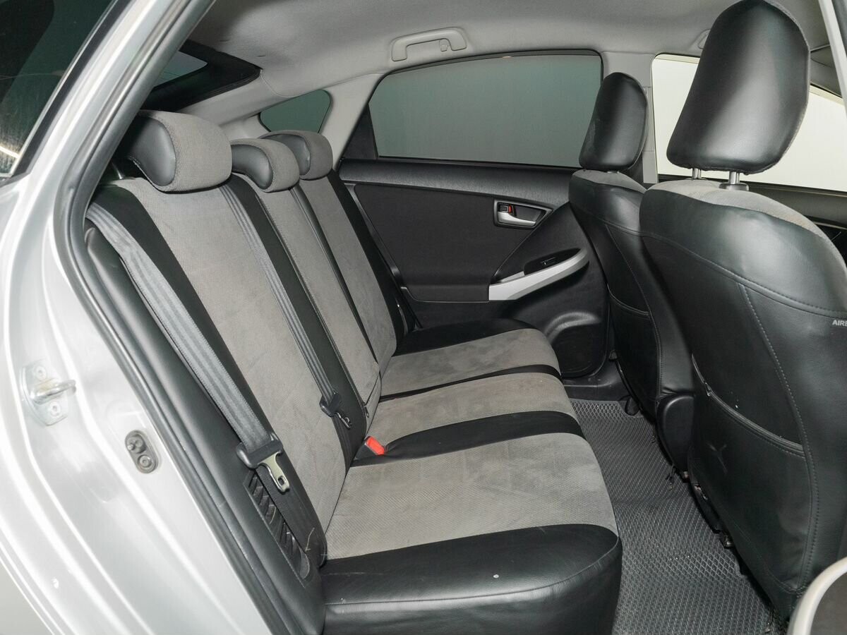 Toyota Prius 2015 - фото автомобиля