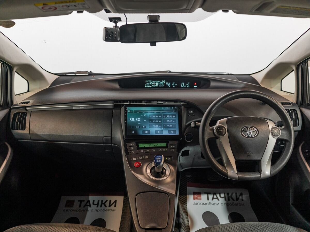 Toyota Prius 2015 - фото автомобиля