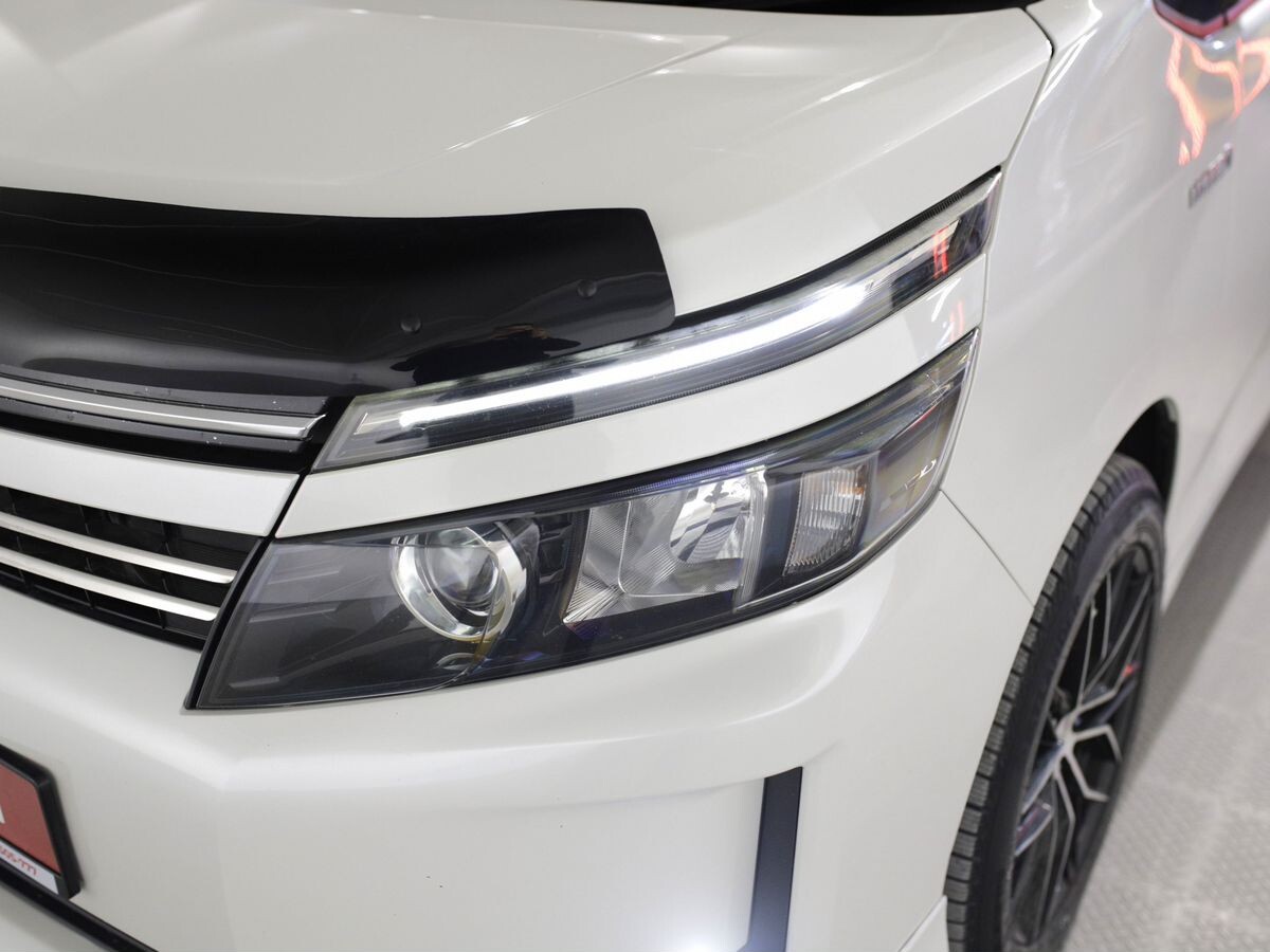 Toyota Voxy 2014 - фото автомобиля