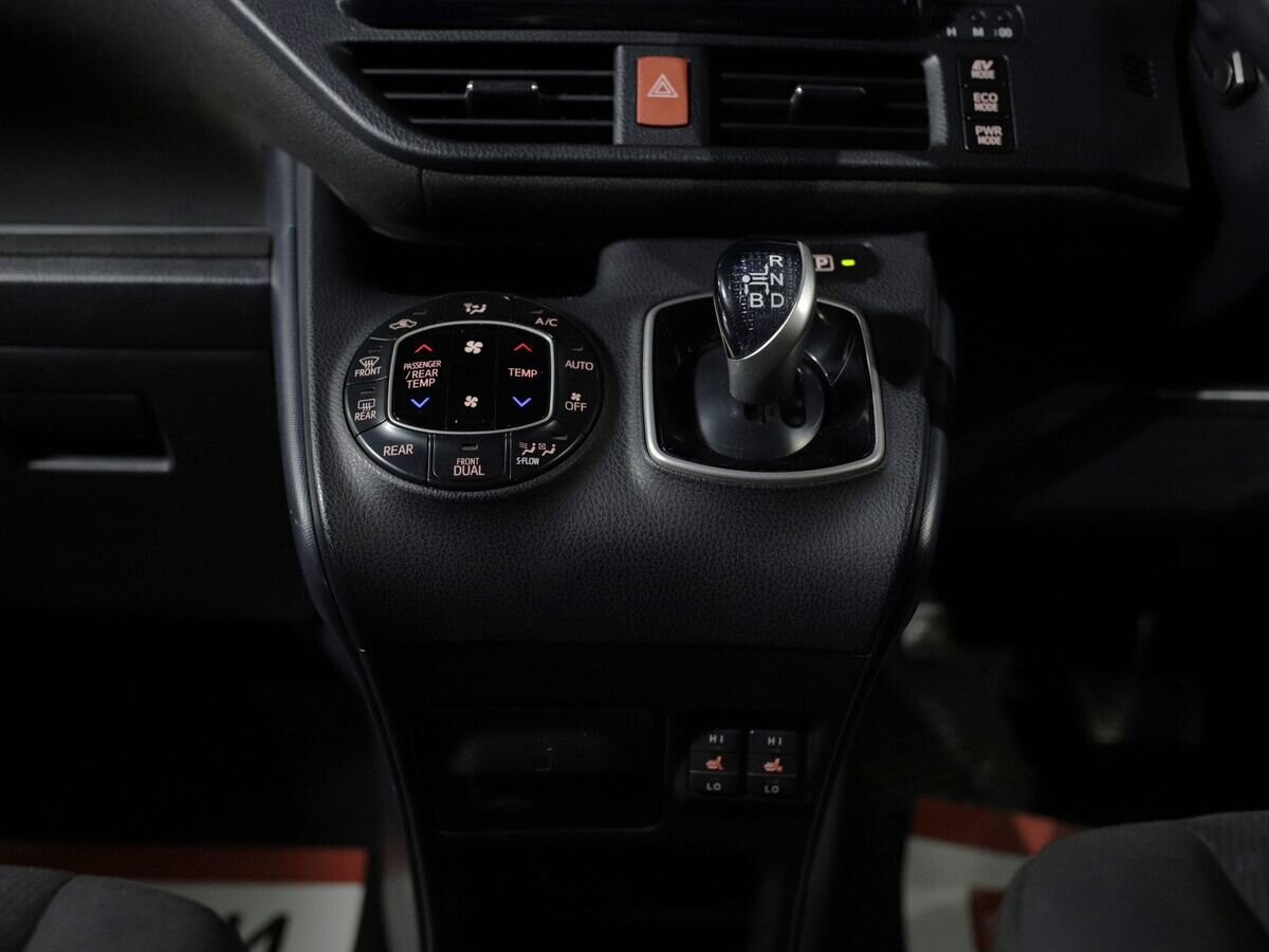 Toyota Voxy 2014 - фото автомобиля