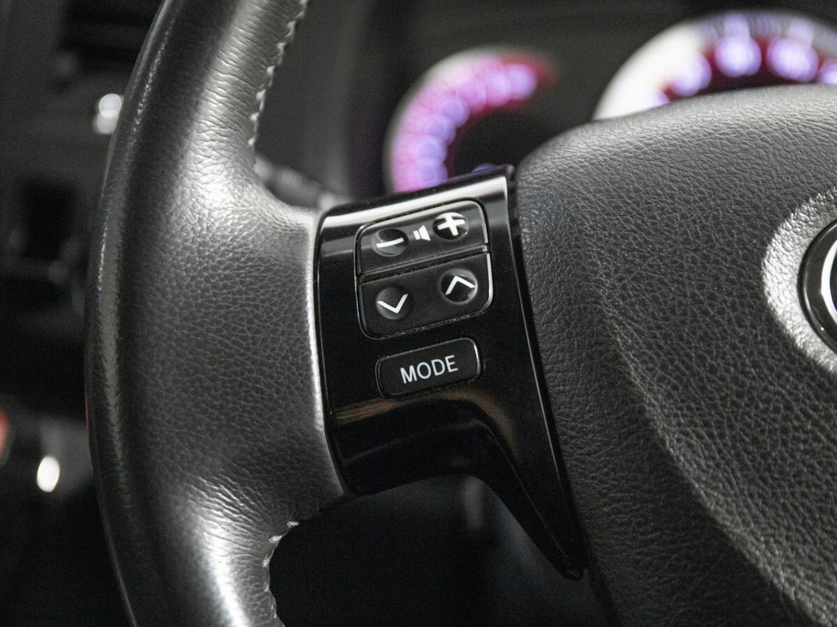 Toyota Isis 2011 - фото автомобиля