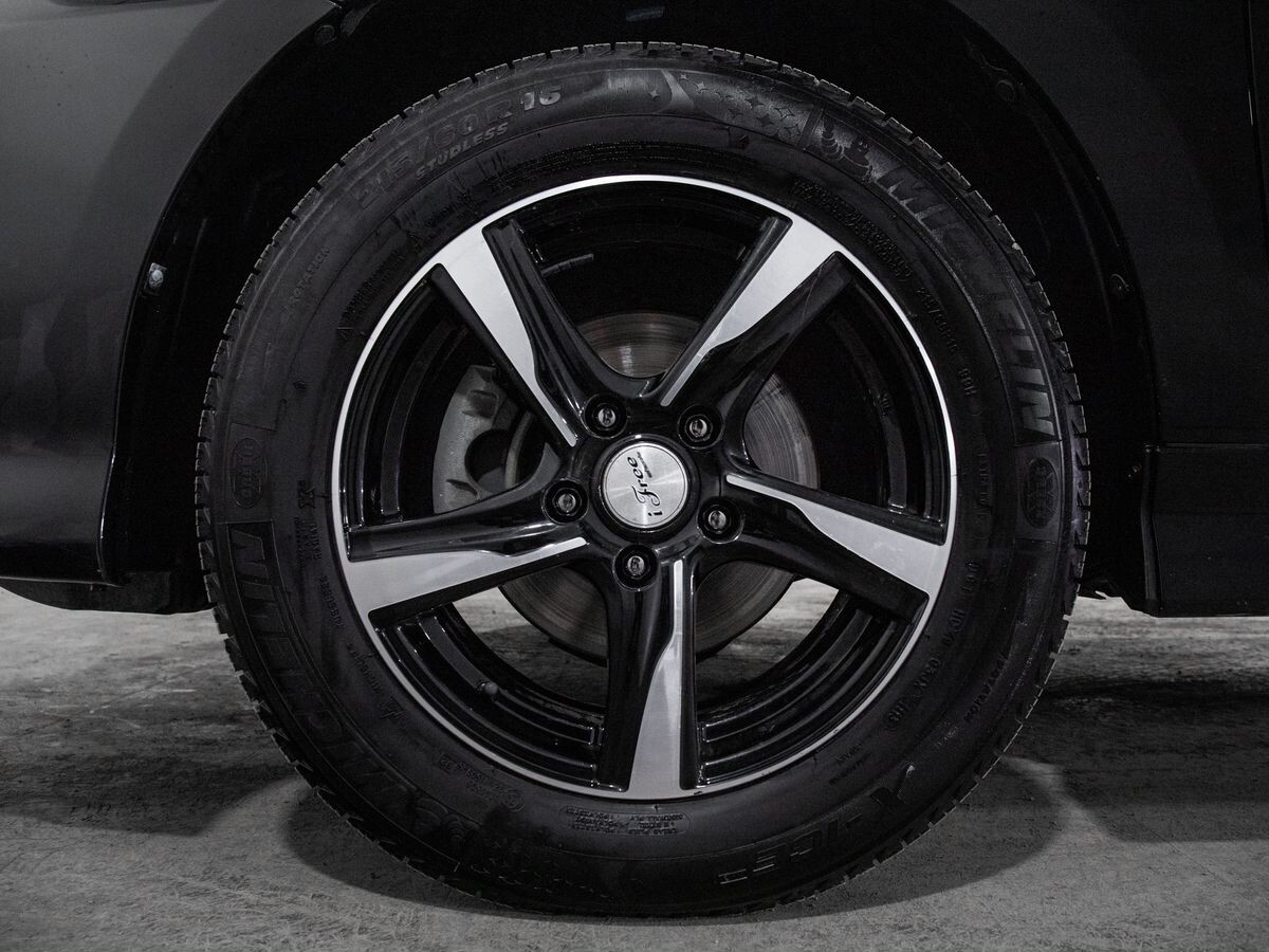 Toyota Isis 2011 - фото автомобиля