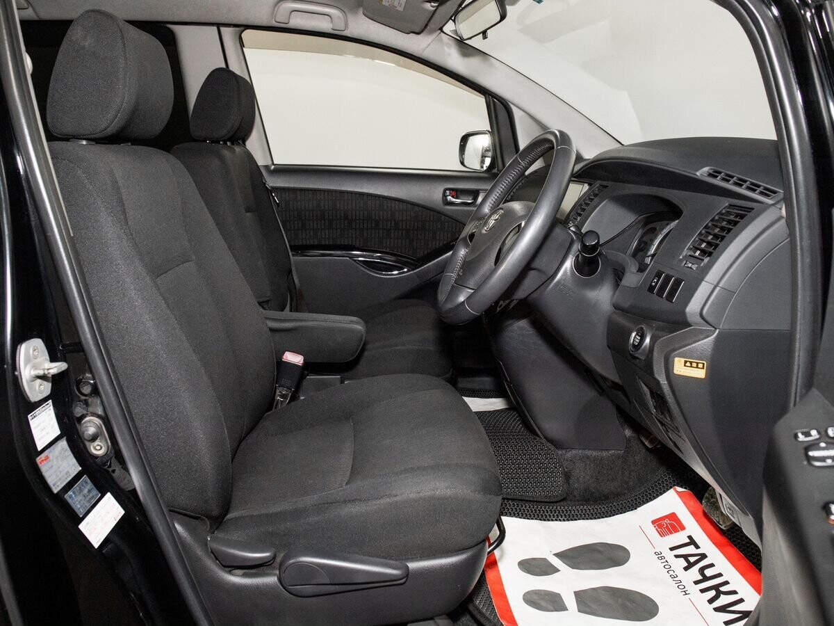 Toyota Isis 2011 - фото автомобиля