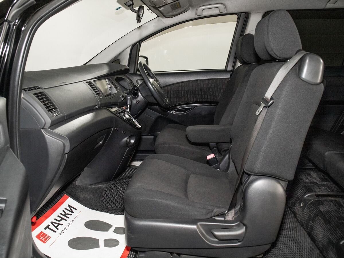 Toyota Isis 2011 - фото автомобиля