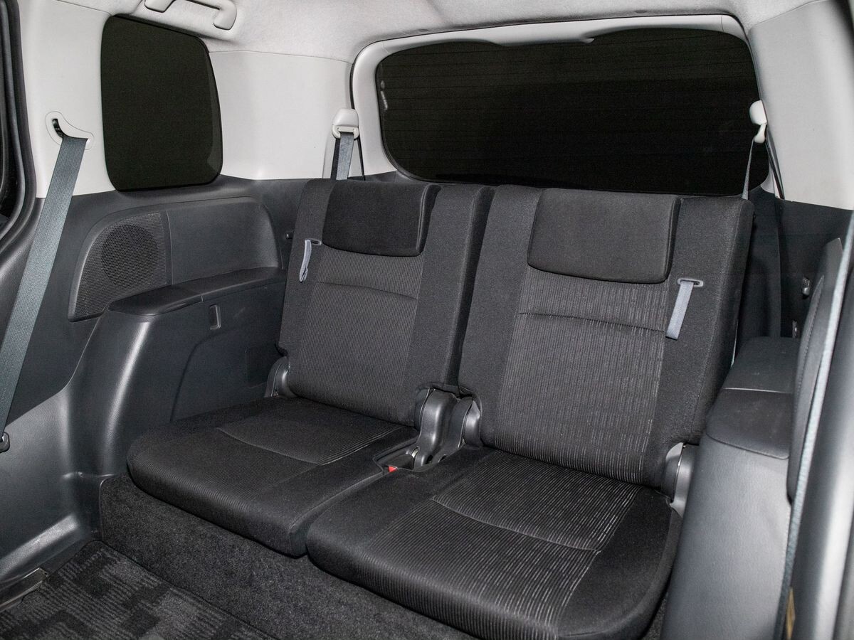 Toyota Isis 2011 - фото автомобиля