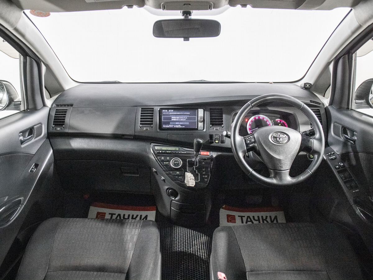 Toyota Isis 2011 - фото автомобиля