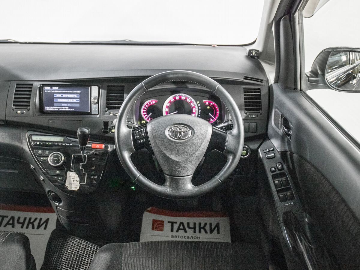 Toyota Isis 2011 - фото автомобиля