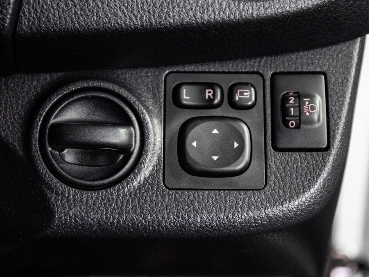 Toyota Vitz 2017 - фото автомобиля