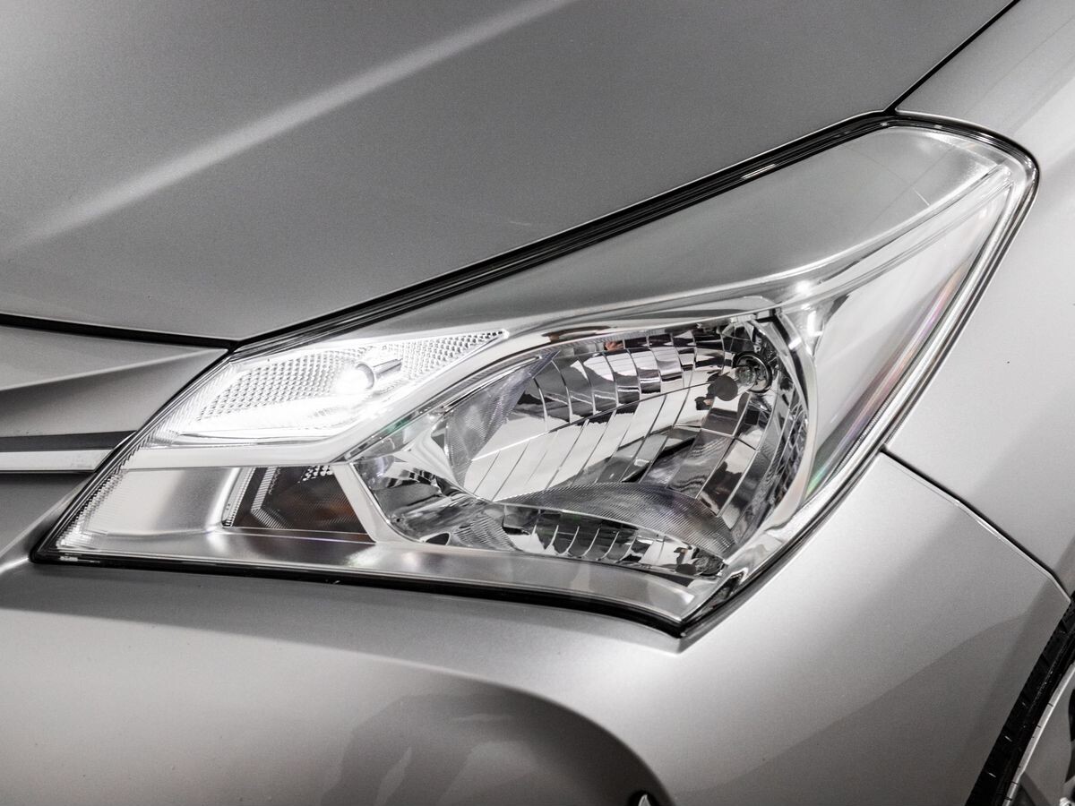 Toyota Vitz 2017 - фото автомобиля